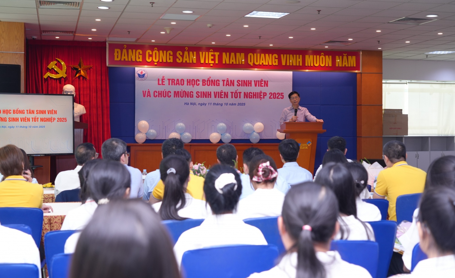 Petrovietnam sát cánh cùng sinh viên nghèo