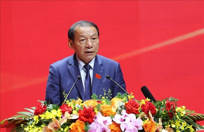 Bộ trưởng Bộ Văn hoá Thể thao và Du lịch Nguyễn Văn Hùng thay mặt Đoàn Chủ tịch thông báo phân công các tổ thảo luận, hướng dẫn thảo luận tại Đại hội và tại các tổ thảo luận. Ảnh: Dương Giang/ TTXVN