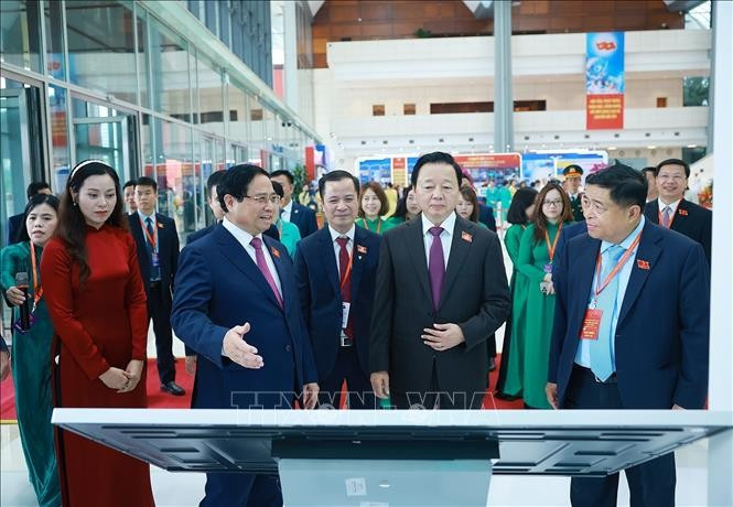 Thủ tướng Phạm Minh Chính và các đại biểu tham quan trưng bày thành tựu phát triển khoa học, công nghệ và đổi mới sáng tạo. Ảnh: Dương Giang/ TTXVN