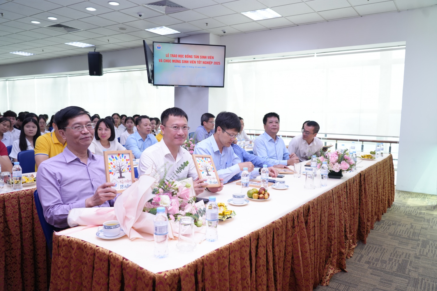 Petrovietnam sát cánh cùng sinh viên nghèo