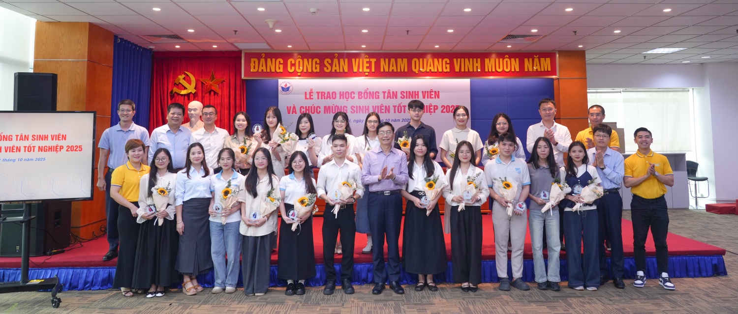 Các đại biểu trao quà chúc mừng các sinh viên tốt nghiệp tại buổi lễ.