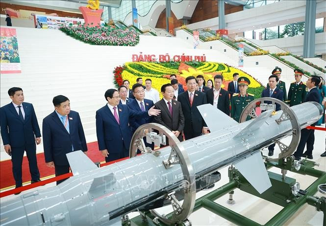 Thủ tướng Phạm Minh Chính và các đại biểu tham quan trưng bày thành tựu phát triển khoa học, công nghệ. Ảnh: Dương Giang/TTXVN