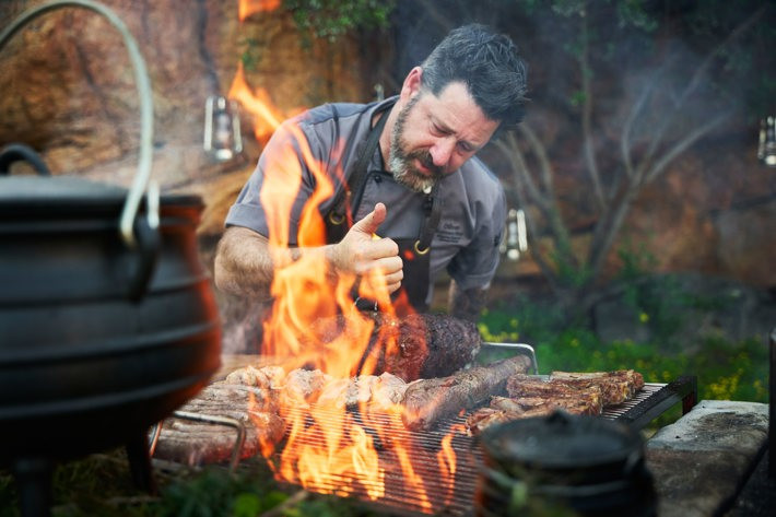Để có Braai ngon, cần người khéo kiểm soát lửa và lật thịt.