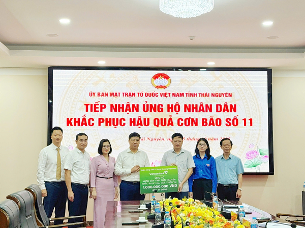 &Ocirc;ng Hồng Quang (thứ 4, từ tr&aacute;i sang) trao hỗ trợ 1 tỷ đồng cho tỉnh Th&aacute;i Nguy&ecirc;n khắc phục hậu quả cơn b&atilde;o số 11 &nbsp;