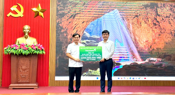 &Ocirc;ngh Nguyễn Danh Phương - Ph&oacute; B&iacute; thư thường trực Đảng ủy Vietcombank (b&ecirc;n phải) trao tặng 1 tỷ đồng th&ocirc;ng qua UB MTTQ tỉnh Quảng Trị