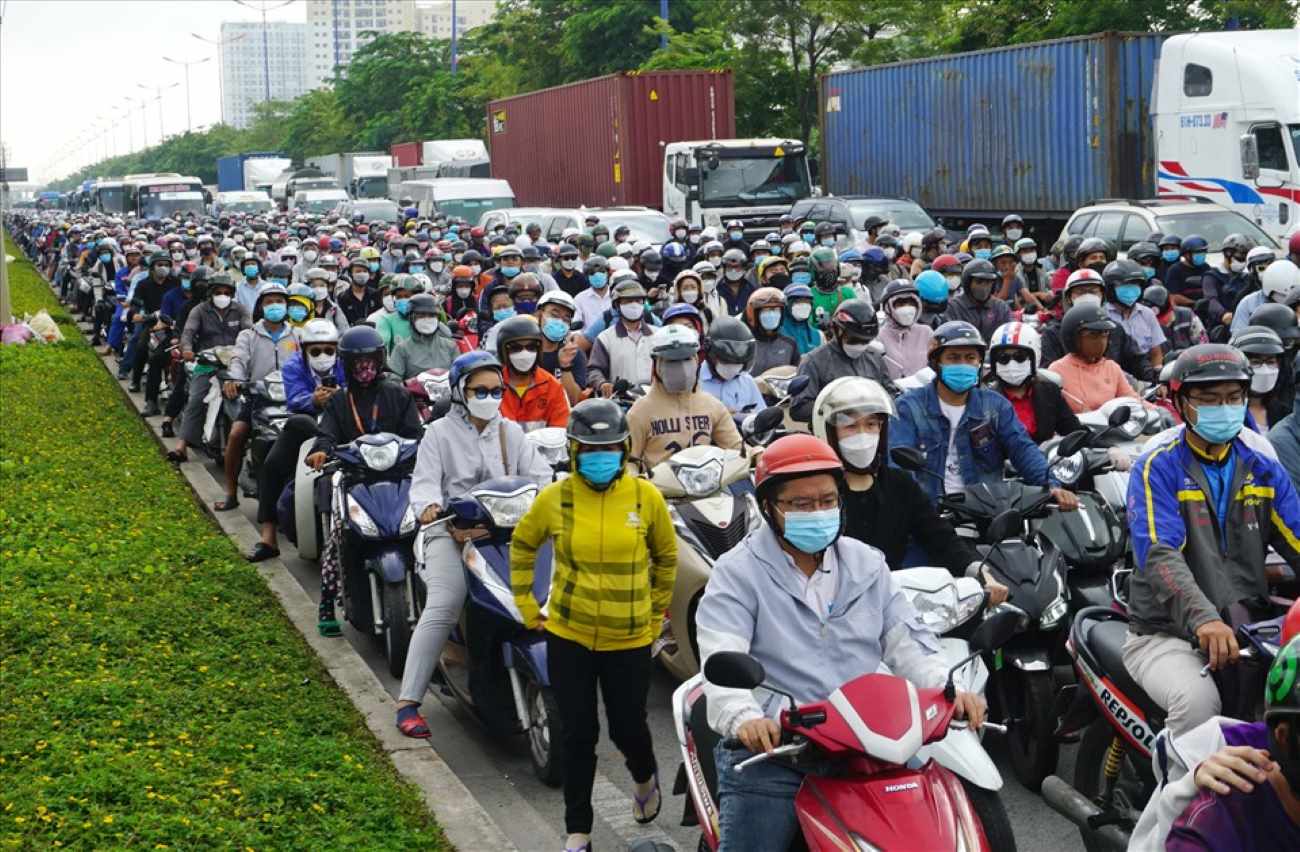 Một vụ kẹt xe trên đường Võ Nguyên Giáp tại ngã tư Bình Thái. Ảnh: Minh Quân
