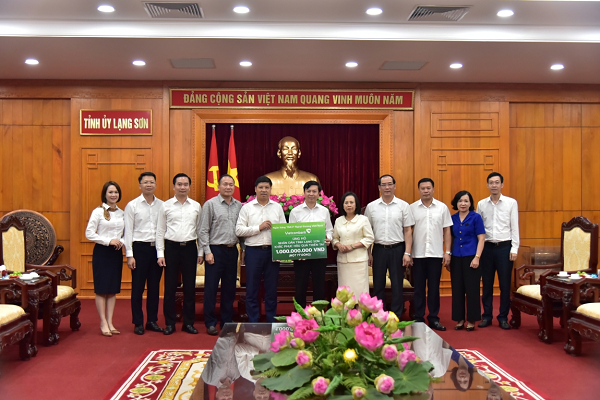 Hồng Quang - Th&agrave;nh vi&ecirc;n HĐQT, Chủ tịch C&ocirc;ng đo&agrave;n Vietcombank (thứ 5, từ tr&aacute;i sang) trao ủng hộ 1 tỷ đồng cho nh&acirc;n d&acirc;n tỉnh Lạng Sơn khắc phục thi&ecirc;n tai