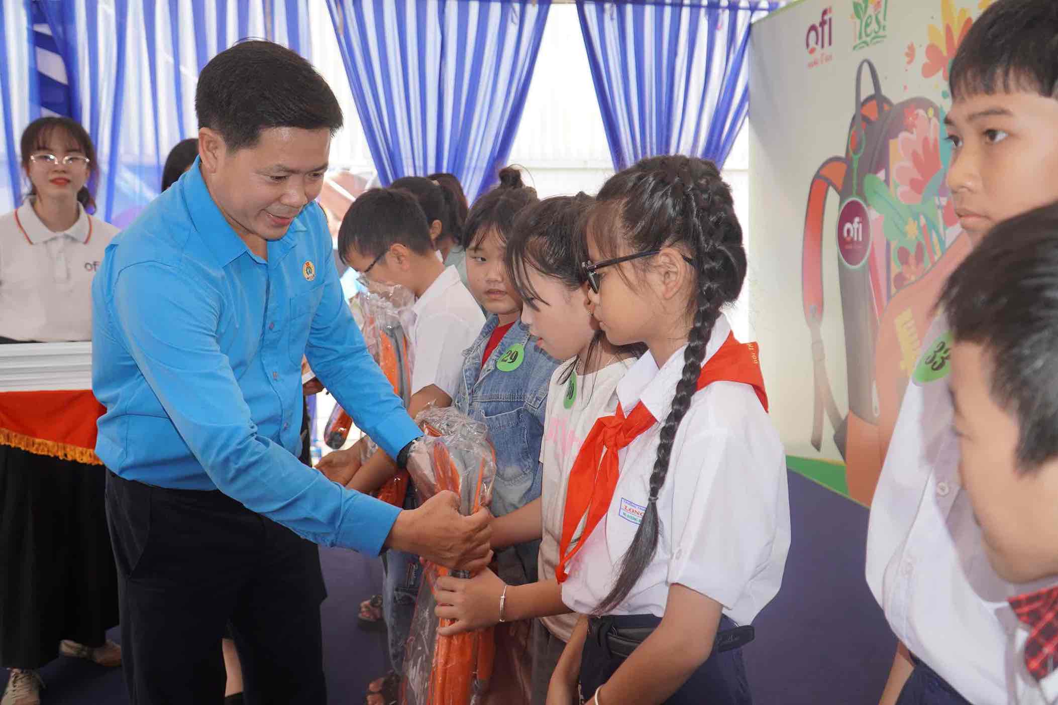 Đại diện Liên đoàn lao động tỉnh Đồng Nai trao học bổng cho con công nhân có hoàn cảnh khó khăn. Ảnh: HAC