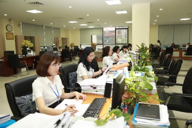 Cán bộ Kho bạc Nhà nước làm việc xuyên lễ, đảm bảo chi trả quà quốc khánh 2.9 cho người dân đúng tiến độ. Ảnh: KBNN