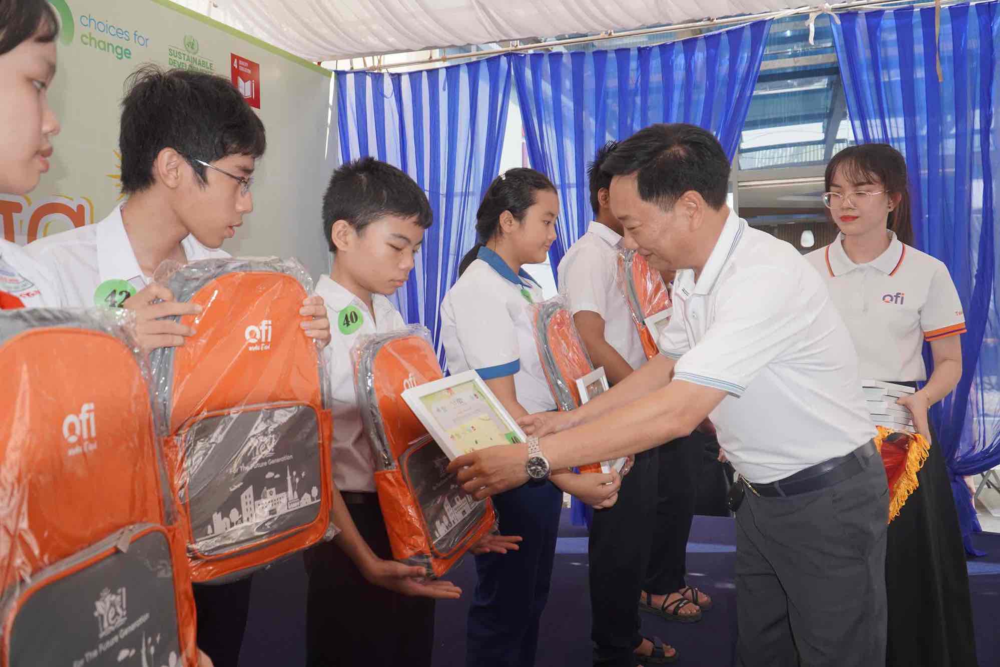 Đại diện Trung tâm dịch vụ việc làm Đồng Nai trao học bổng cho con công nhân có hoàn cảnh khó khăn. Ảnh: HAC