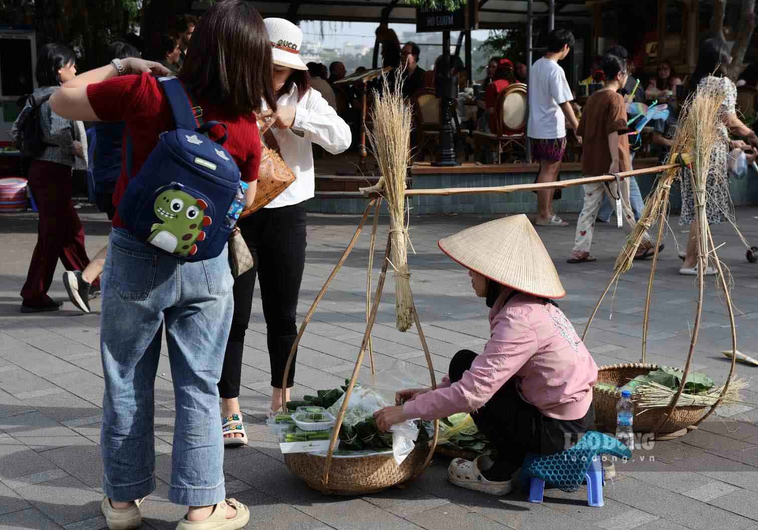 Hàng hóa được đặt dưới đất cạnh nhiều bước chân người qua lại. Ảnh: Quốc Huy