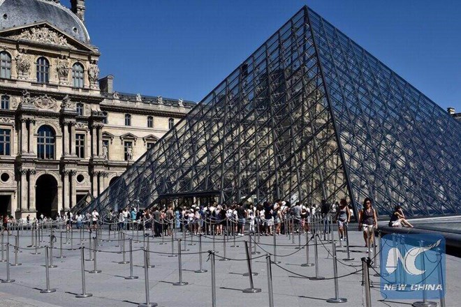 Trộm táo tợn đánh cắp trang sức vô giá ở Bảo tàng Louvre