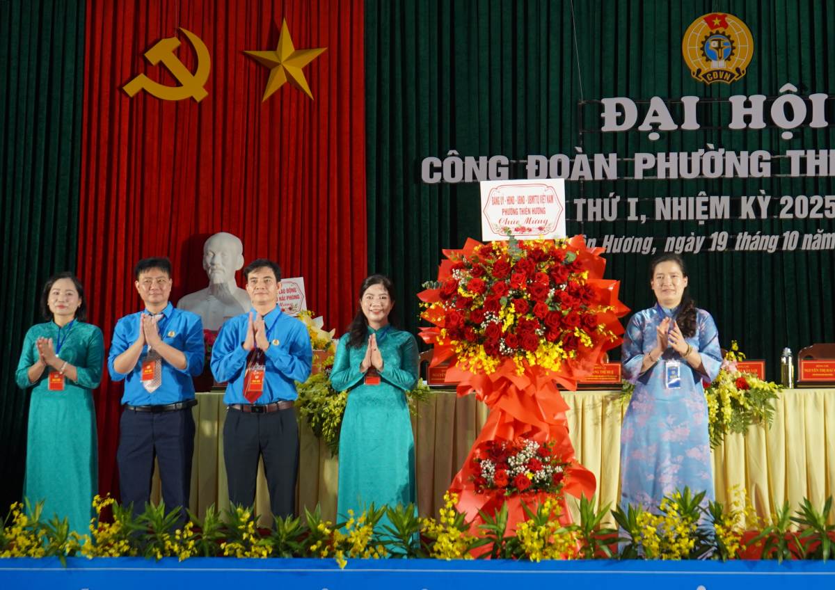 Lãnh đạo Đảng ủy phường Thiên Hương tặng hoa chúc mừng. Ảnh: Mai Dung