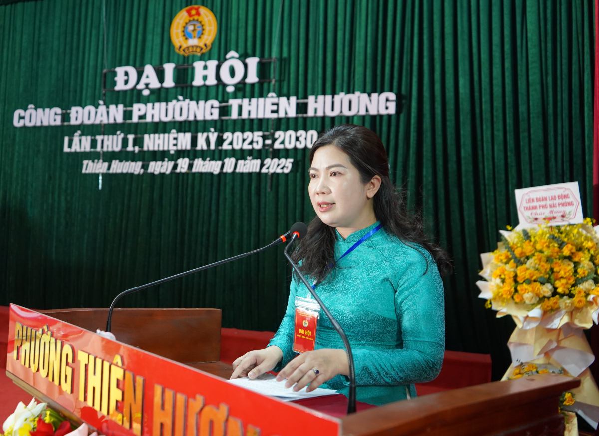 Bà Hoàng Thị Huệ - Chủ tịch Công đoàn phường Thiên Hương phát biểu khai mạc đại hội. Ảnh: Mai Dung