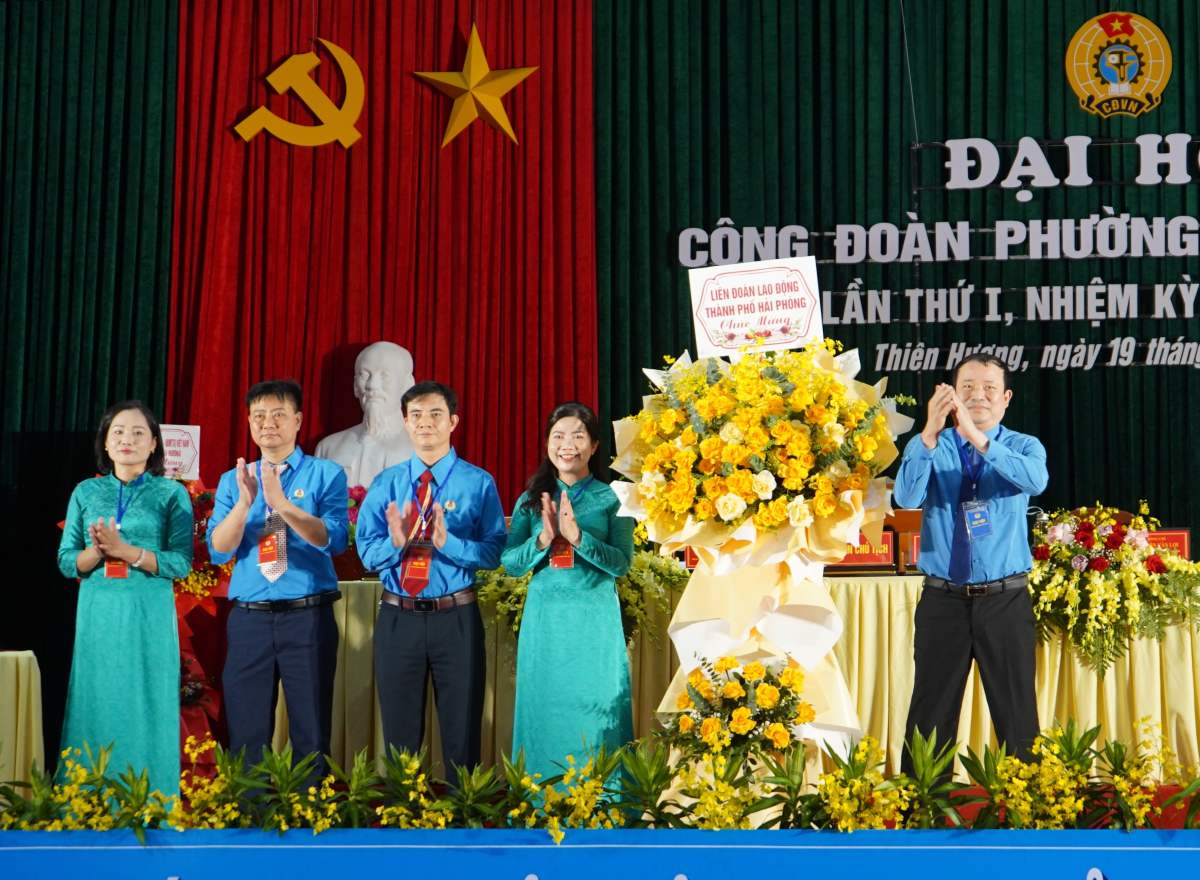 Lãnh đạo LĐLĐ TP Hải Phòng tặng hoa chúc mừng Đại hội. Ảnh: Mai Dung