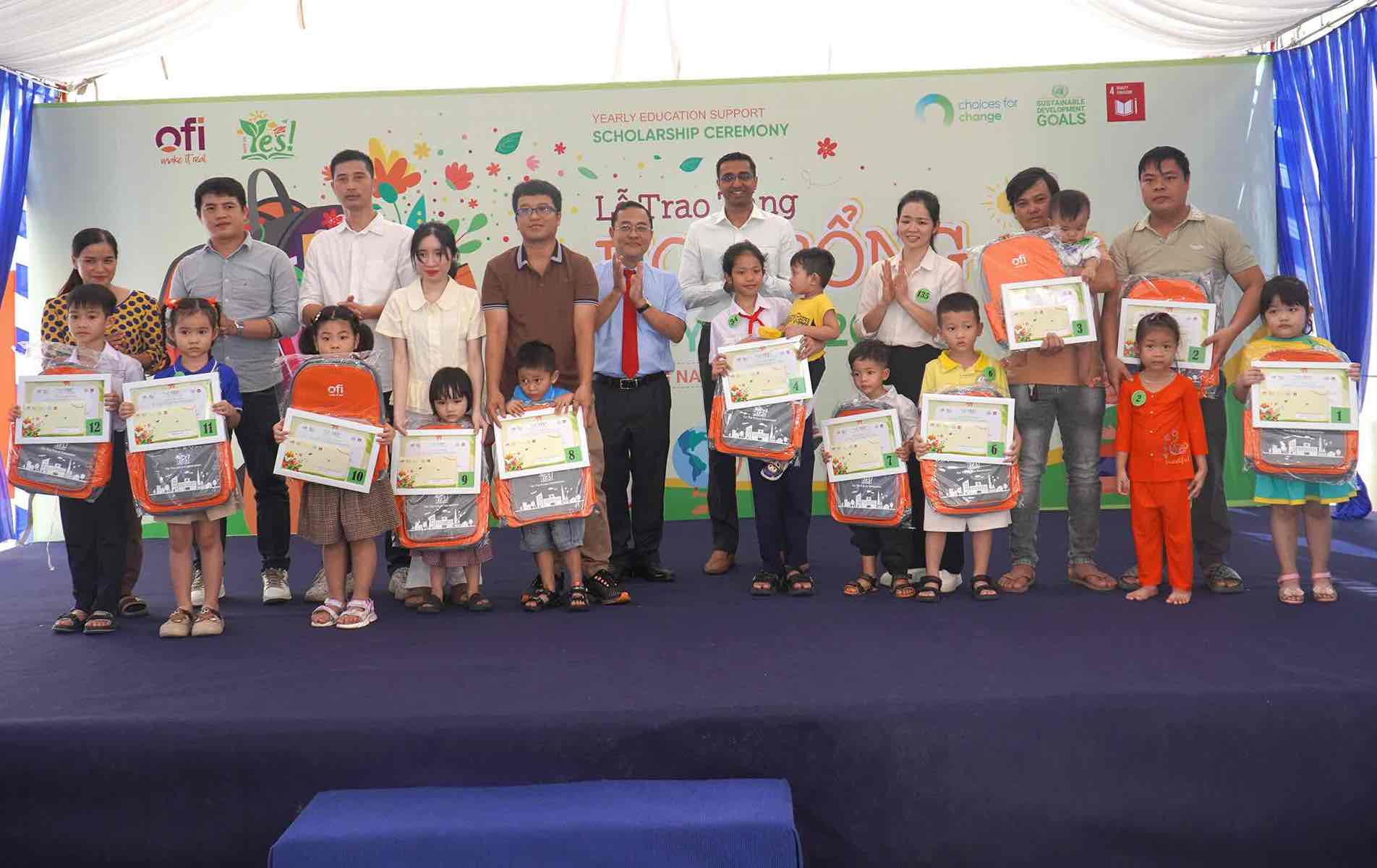 Đại diện Ban Quản lý các Khu công nghiệp, Khu kinh tế tỉnh Đồng Nai và đại diện công ty trao học bổng cho con em công nhân có hoàn cảnh khó khăn. Ảnh: HAC