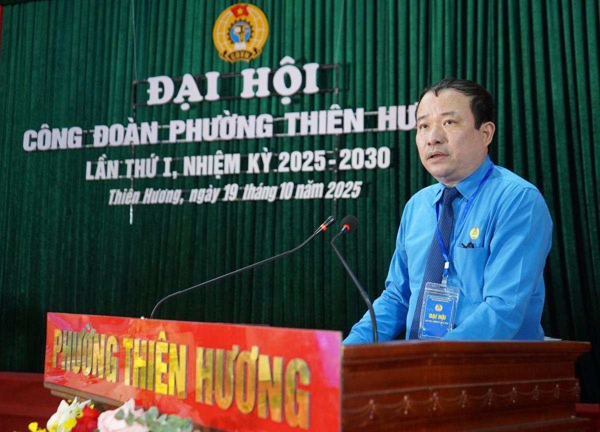Chủ tịch LĐLĐ TP Hải Phòng Nguyễn Anh Tuân phát biểu chỉ đạo Đại hội. Ảnh: Mai Dung