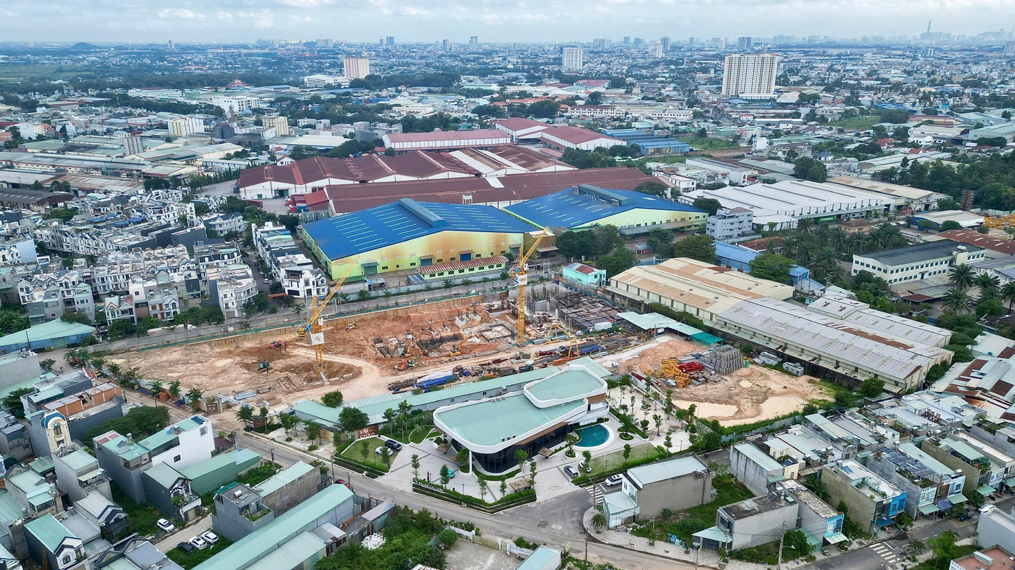 Dự &aacute;n A&amp;K Tower của OCB Holdings đang gấp r&uacute;t thi c&ocirc;ng. Ảnh: Anh H&agrave;o