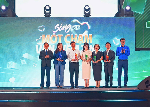 Đại diện Vietcombank nhận hoa v&agrave; kỷ niệm chương từ Ph&oacute; Thủ tướng Ch&iacute;nh phủ Hồ Đức Phớc v&agrave; B&iacute; thư Thứ nhất Trung ương Đo&agrave;n B&ugrave;i Quang Huy