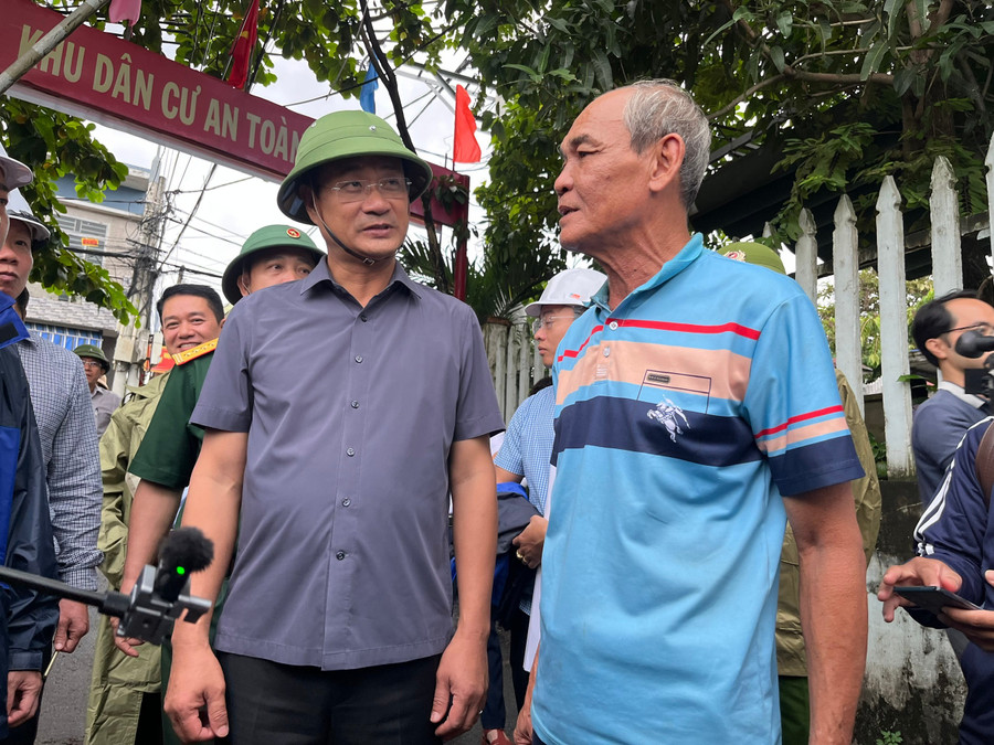 Ông Lê Ngọc Quang (thứ 2, từ trái qua) - Bí thư Thành ủy Đà Nẵng đi kiểm tra và lắng nghe ý kiến người dân khu vực