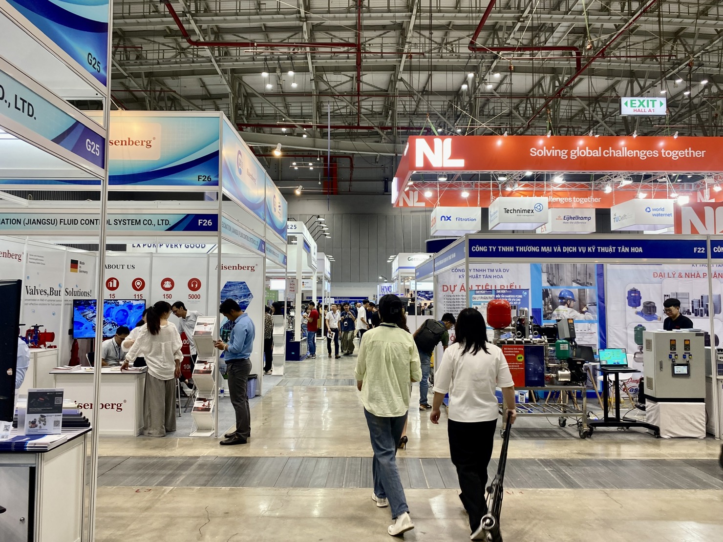 Triển l&atilde;m&nbsp;quy tụ hơn 400 doanh nghiệp trong nước v&agrave; quốc tế đến từ 45 quốc gia v&agrave; v&ugrave;ng l&atilde;nh thổ. Ảnh: T.D