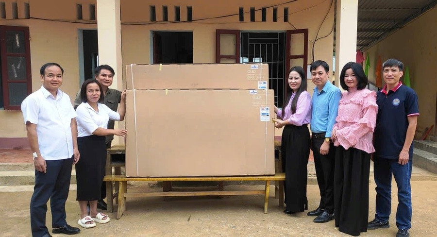 Đoàn thiện nguyện trao tặng 2 ti vi 65 inch cho điểm lẻ Cha Lung, Trường Tiểu học Tam Thanh (Thanh Hóa) 1000048513.jpg