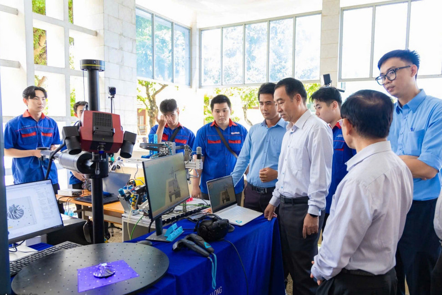 Lãnh đạo UBND tỉnh Vĩnh Long thăm Trường ĐH Sư phạm kỹ thuật Vĩnh Long - đơn vị có thế mạnh trong đào tạo các ngành học STEM.