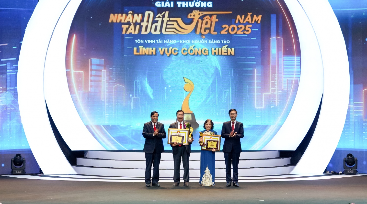 Lễ trao giải Nhân tài Đất Việt 2025 – Tôn vinh trí tuệ, khơi nguồn sáng tạo Lễ trao giải Nhân tài Đất Việt 2025 – Tôn vinh trí tuệ, khơi nguồn sáng tạo