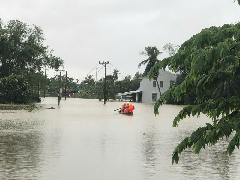 Công nhân đội quản lý điện Hòa Vang (TP. Đà Nẵng) dùng xuồng để di chuyển đi kiểm tra hệ thống điện. Ảnh: T.H