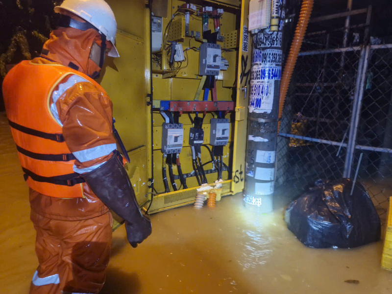 EVNCPC huy động tối đa lực lượng, phương tiện để khôi phục cấp điện cho người dân ngay sau khi nước rút và đảm bảo các điều kiện an toàn. Ảnh: T.H