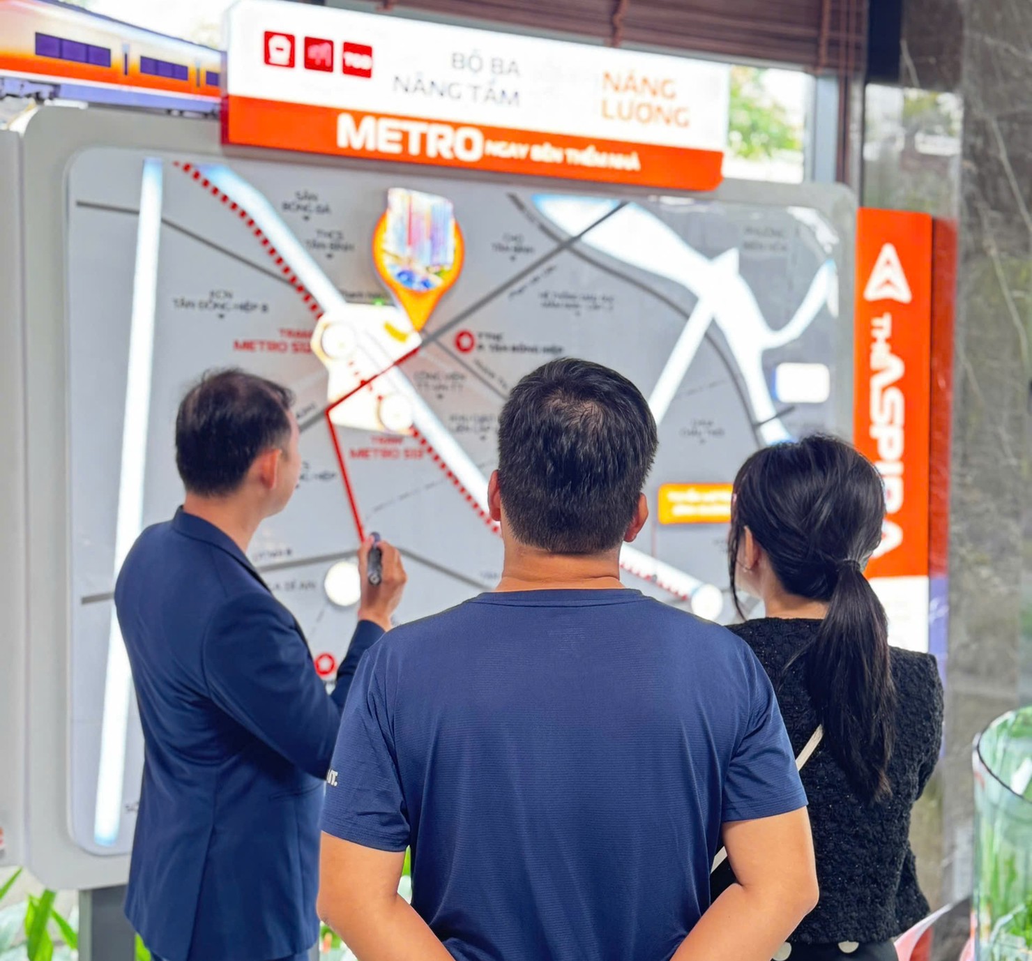 Nhà đầu tư tìm hiểu về dự án tại TP. Hồ Chí Minh. Ảnh: T.D