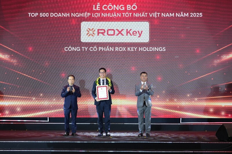 Tổng Giám đốc ROX Key Nguyễn Văn Hiệp lên nhận giải Profit500