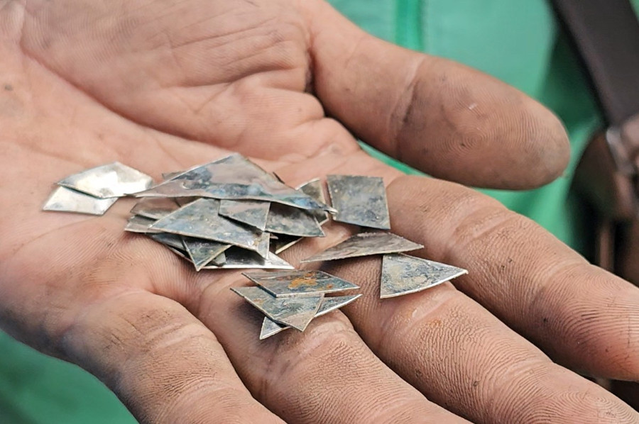 Đinh hình tam giác làm bằng inox nên xe hút đinh không phát huy tác dụng. Ảnh: Phúc Uyên.