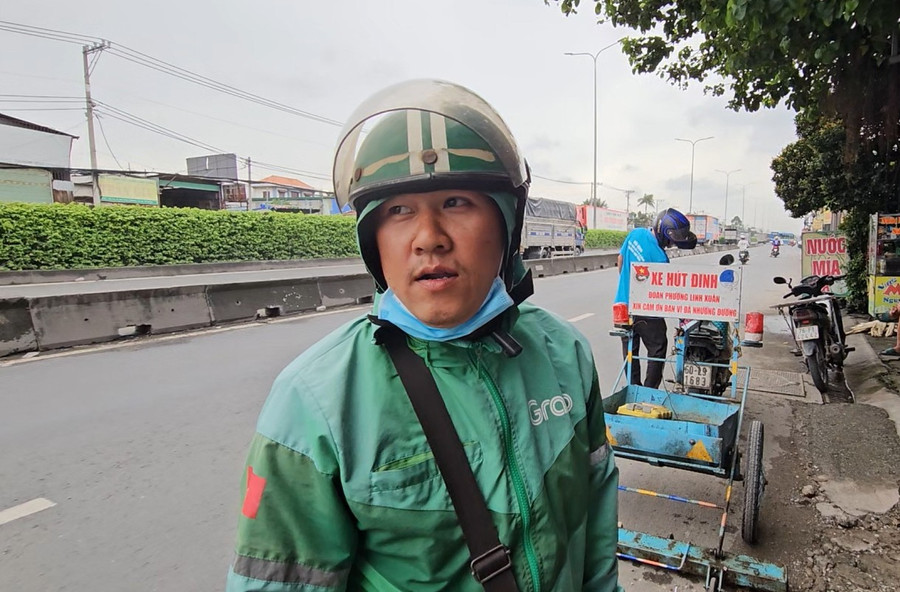 Anh Trần Văn Đạt chia sẻ về những lần mình bị cán đinh khi đi đường. Ảnh: Phúc Uyên. hut-dinh-3.jpg