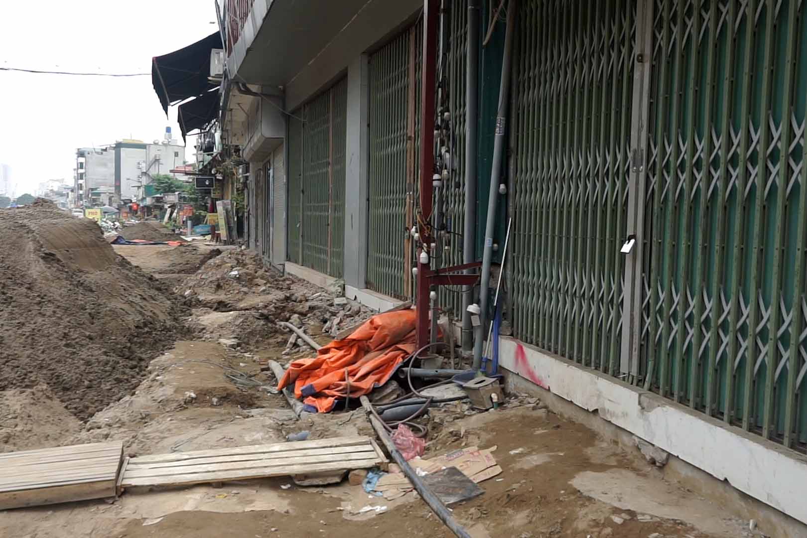 Dãy cửa hàng trên đường Vành đai 2,5 đóng cửa. Ảnh: Hữu Vũ