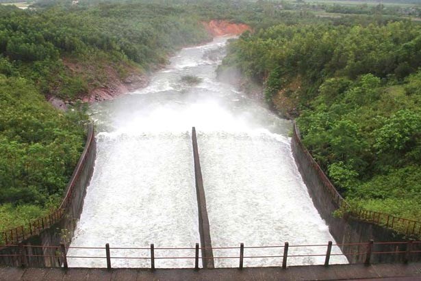 Mưa lớn kéo dài, tăng lưu lượng xả tràn nhiều hồ chứa ở Hà Tĩnh