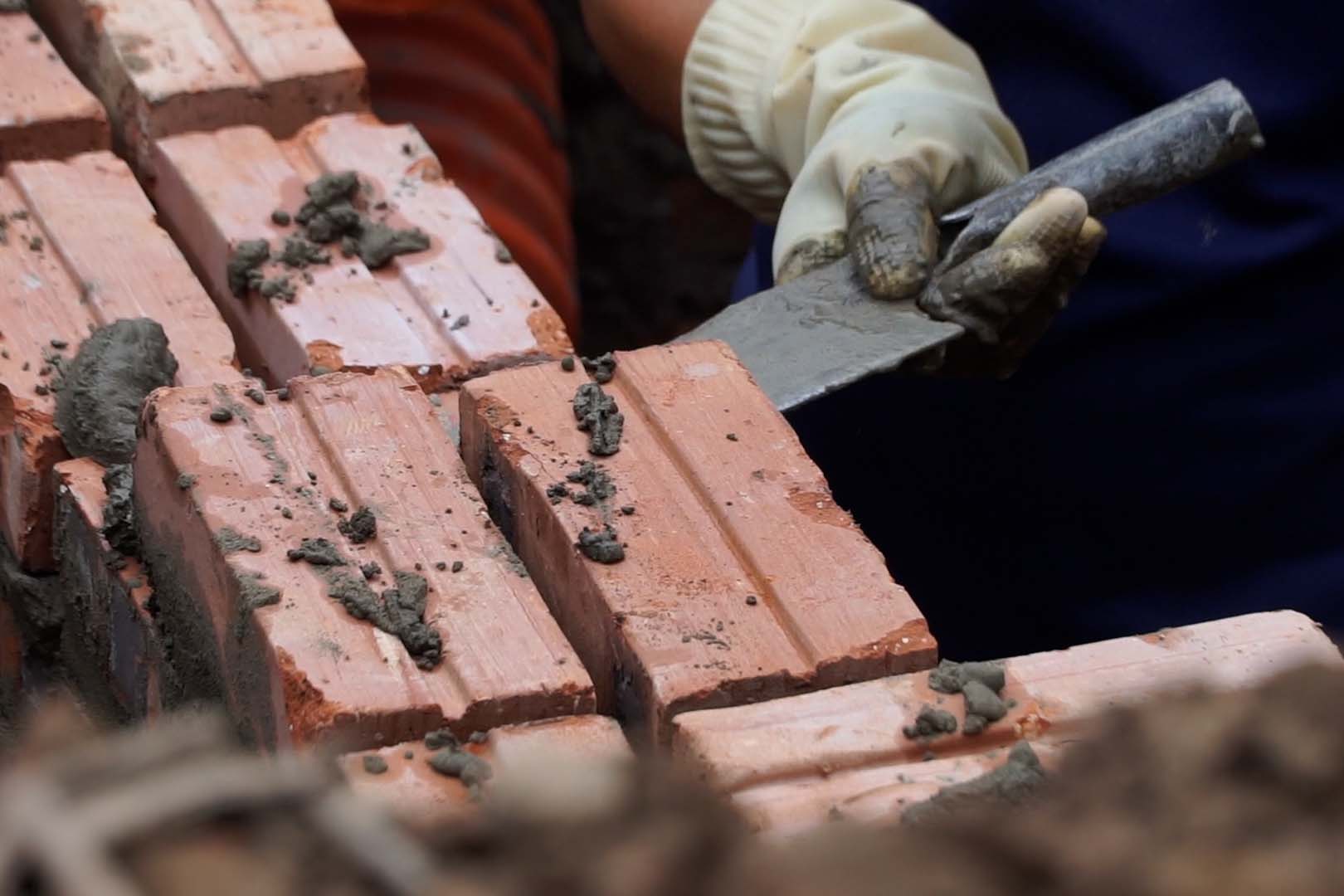 Công nhân thi công trên dự án đường Vành đai 2,5. Ảnh: Hữu Vũ