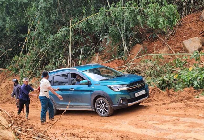 Sau nhiều giờ tê liệt, đèo Gia Bắc ở Lâm Đồng đã thông tuyến trở lại