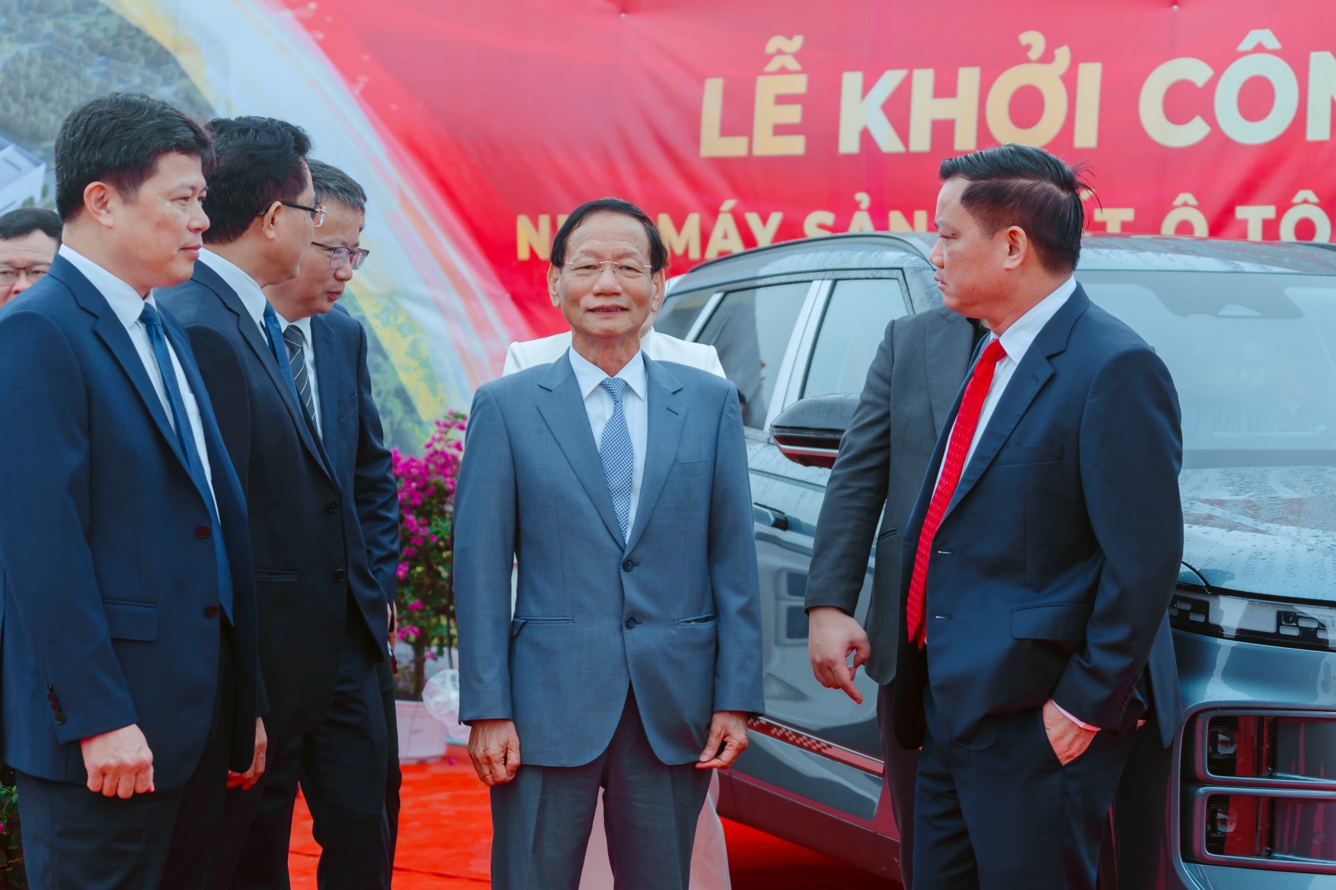 Ông Vũ Văn Tiền (giữa) - Chủ tịch Tập đoàn Geleximco chia sẻ với lãnh đạo tỉnh Hưng Yên về tiến độ dự án - Ảnh: OJV