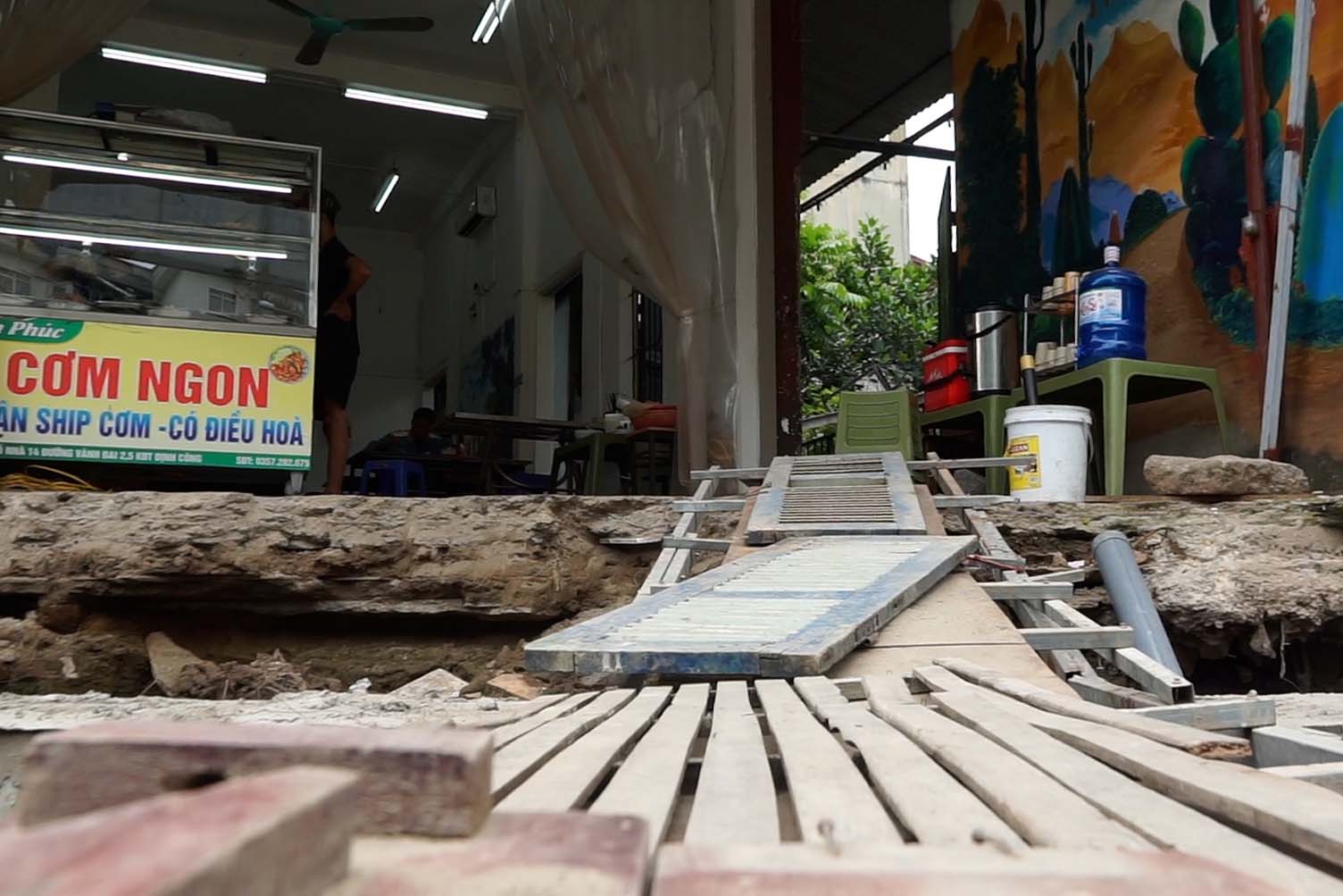 Lối vào quán ăn của bà Thiêng khiến nhiều thực khách e ngại. Ảnh: Hữu Vũ