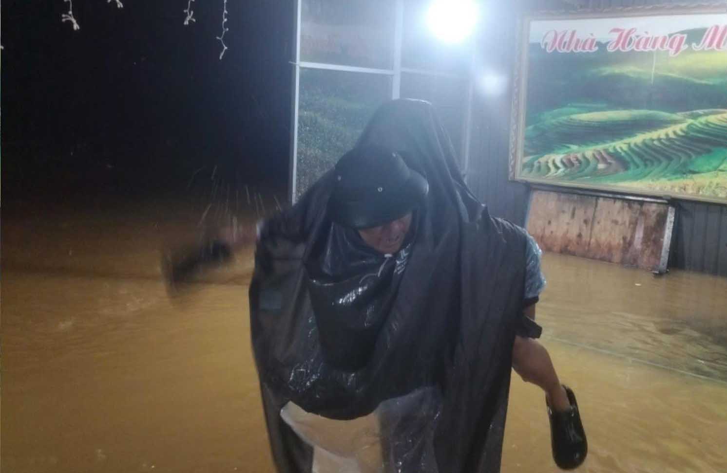 Đêm 30, rạng sáng 31.10, Công an phường Sông Trí đã sơ tán một số hộ dân