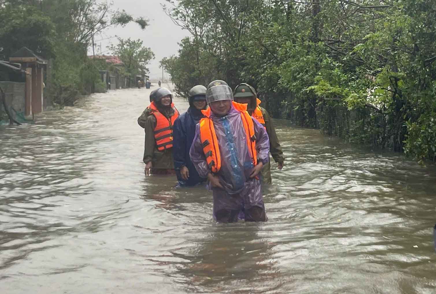 Ngập một số tuyến đường ở phường Vũng Áng. Ảnh: Công an Hà Tĩnh.