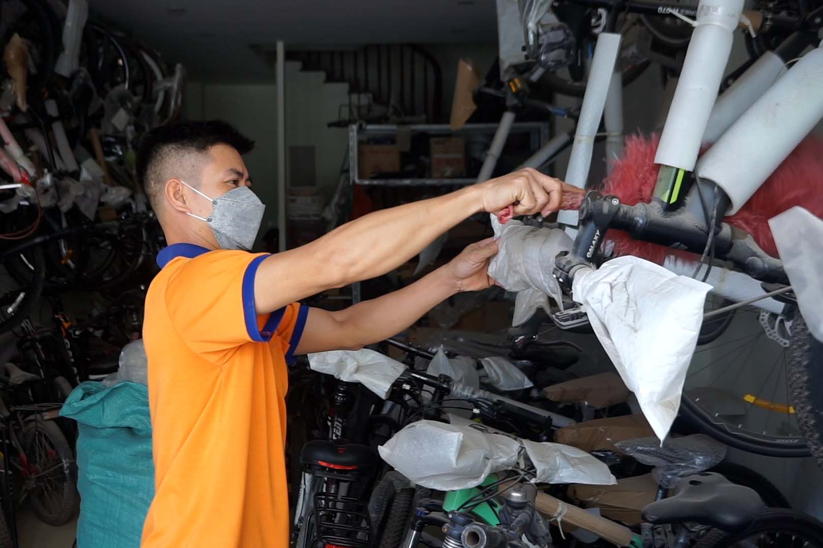 Anh Hiếu liên tục vệ sinh cửa hàng do bụi từ công trường dày đặc bám vào đồ đạc. Ảnh: Hữu Vũ