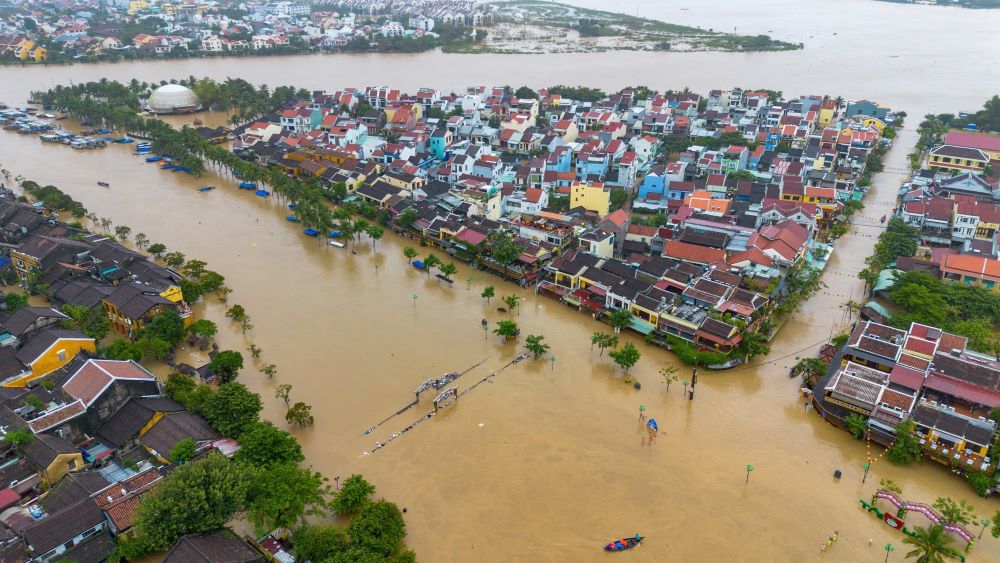 Khu đô thị cổ Hội An chìm trong biển nước, hàng nghìn hộ dân phải sơ tán. Ảnh: Viết Niệm