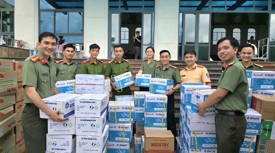 Công an An Giang đồng hành cùng đồng bào miền Trung bị ảnh hưởng bão lũ.