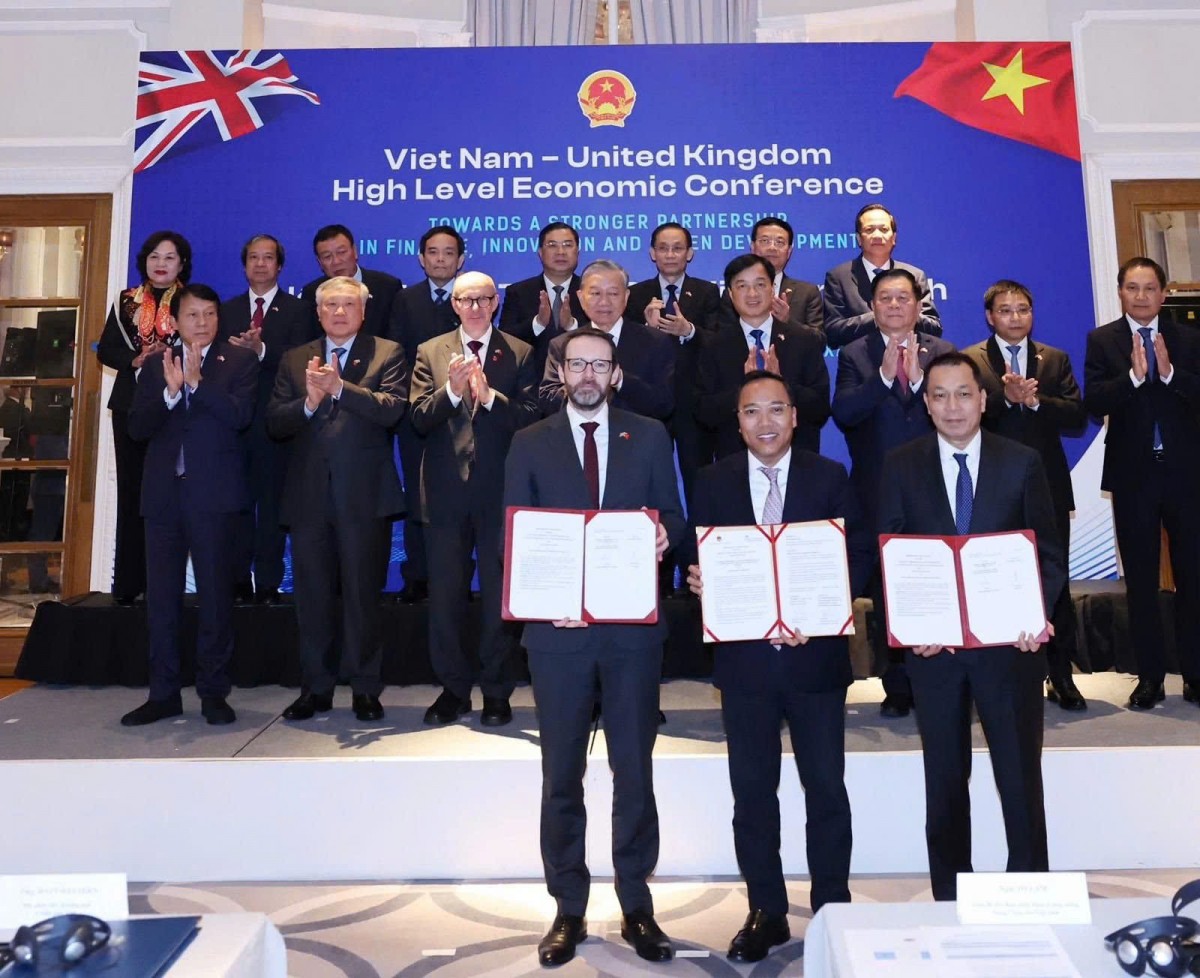 EVN và Bộ Ngoại giao Anh trao ký kết MOU trong lĩnh vực năng lượng và lưới điện xanh EVN và Bộ Ngoại giao Anh trao ký kết MOU trong lĩnh vực năng lượng và lưới điện xanh