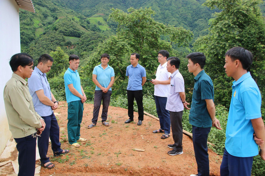 Cán bộ xã Búng Lao trao đổi với Nhân dân địa phương. csdt-bung-lao.jpg