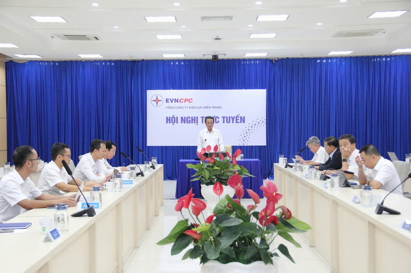 EVNCPC họp khẩn ứng phó với bão số 13. Ảnh: Bình An