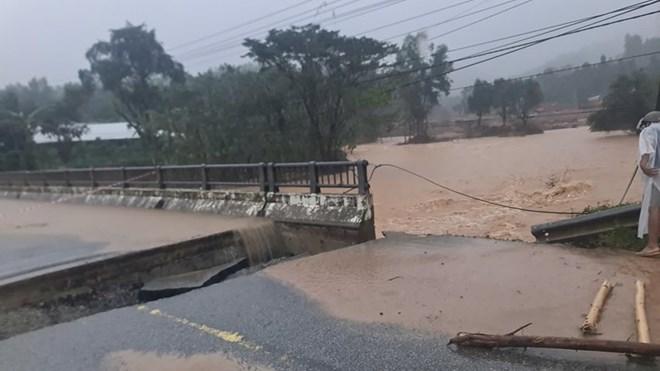 Mưa lớn làm sập mố cầu ở Huế, giao thông chia cắt