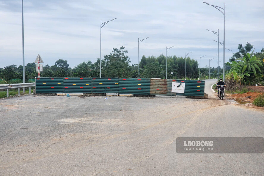 Khoảng 1km đoạn trong đô thị vẫn đang bị chặn ở hai đầu tuyến. Ảnh: Tô Công.